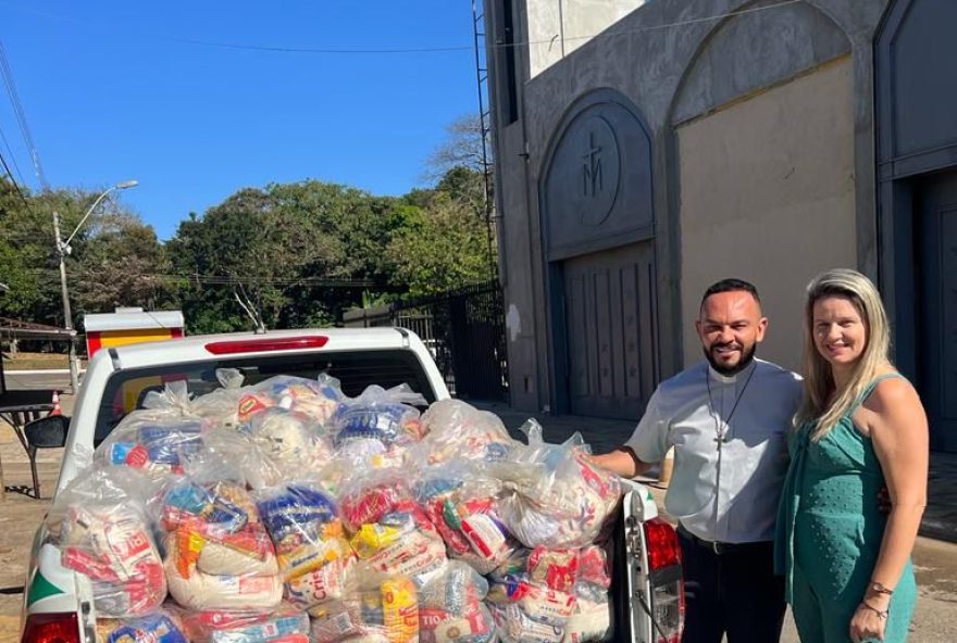 Goiânia entrega cestas básicas e cobertores para pessoas em situação de rua