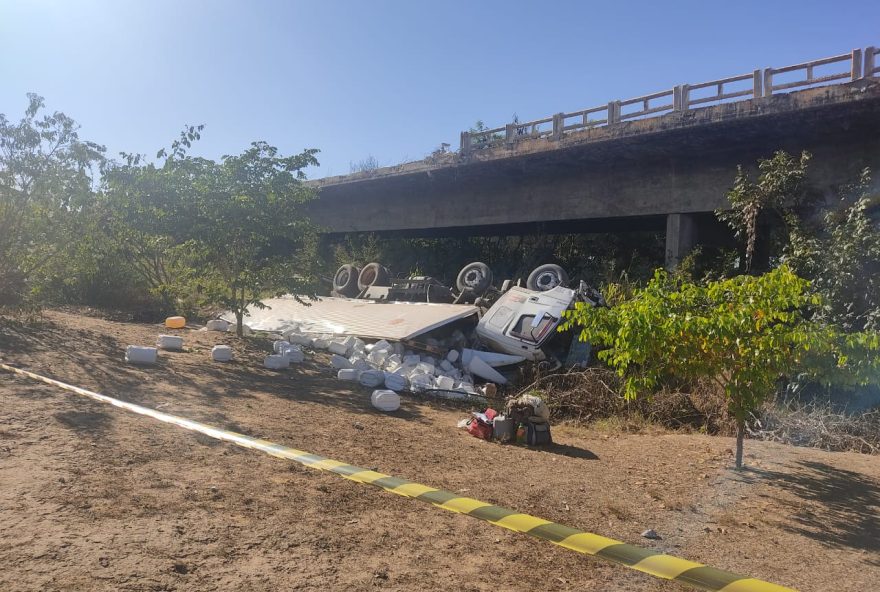 Caminhão com carga de agrotóxicos cai da ponte Rio dos Bois