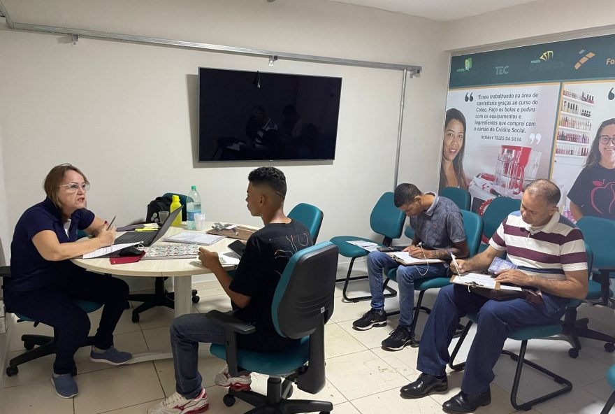 Entrevistas são realizadas na Central Mais Emprego, no centro de Goiânia; indústria alimentícia está com mais de 400 vagas em aberto nesta quarta-feira, 28
(Foto: Secretaria da Retomada)