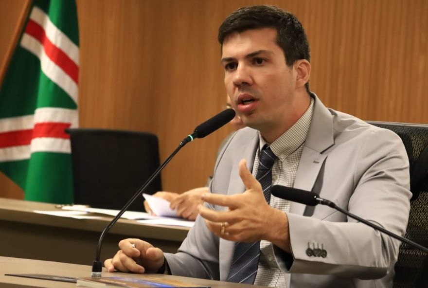 Secretário da Infraestrutura, Pedro Sales fala da importância da nova regulamentação, que irá dar mais eficiência à gestão das obras públicas no Estado
(Foto: Reprodução)