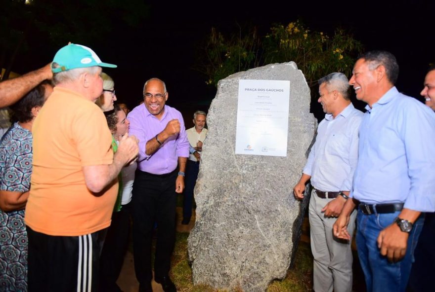 Rogério Cruz participa de inauguração de praça no Setor Carolina Parque