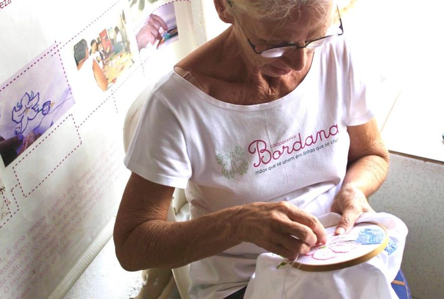 Trabalho manual desenvolvido na Bordana ajuda atualmente mais de 30 pessoas a recuperar a autoestima e a garantirem renda com modelo de negócio em cooperação. (Foto: Reprodução Instagram @coopbordana)