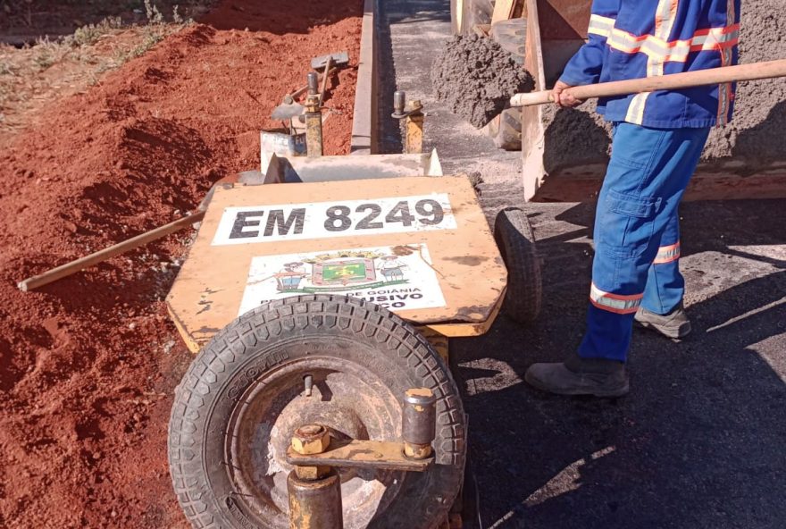 Prefeitura de Goiânia constrói mais de 22 mil metros de meios-fios e realiza 4.728 serviços de limpeza e conservação das bocas de lobo, no primeiro semestre de 2023: trabalho evita enchentes e alagamentos nas vias em época de chuva
(Foto: Reprodução/ Seinfra)