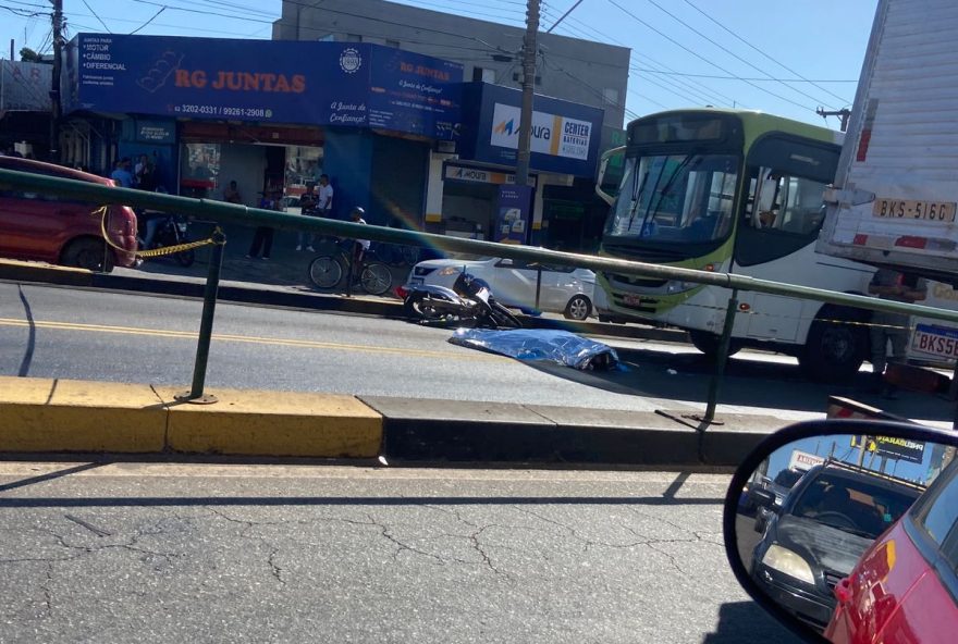 Motorista que atingiu motociclista cruzou duas vias com sinal amarelo