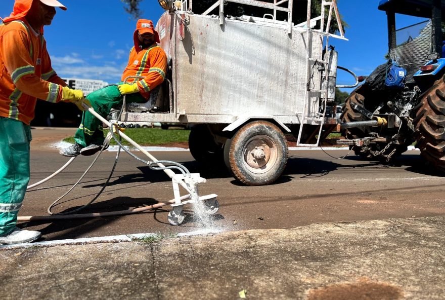 Equipes da Comurg fazem pintura de meios-fios em ruas e avenidas dos setores Jaó, Campinas e Santa Genoveva, nesta quinta-feira, 06: serviços promovem ambiente mais seguro no trânsito de Goiânia
(Foto: Reprodução/ Luciano Magalhães Diniz)