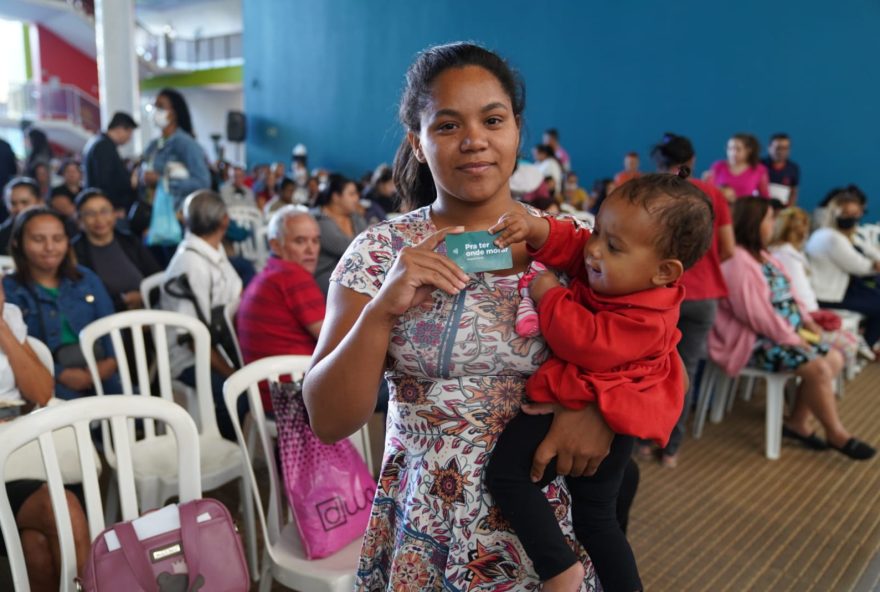 A dona de casa Nathalia Gonçalves dos Santos, mãe de três filhos, foi uma das beneficiadas com a ampliação do programa Aluguel Social
(Fotos: Octacílio Queiroz e Jota Eurípedes)