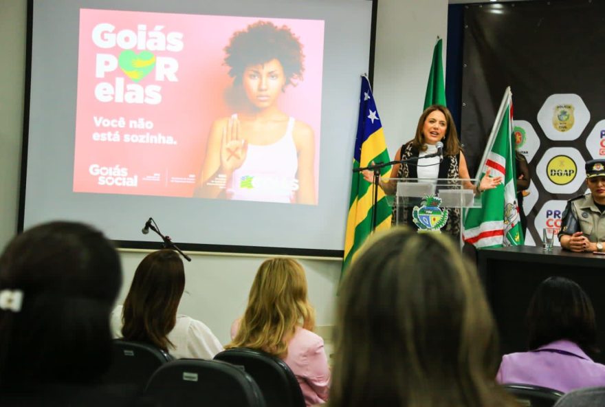 Gracinha Caiado coordena entrega de cartões programa Goiás Por Elas: “Em Goiás não existe desproteção à mulher que sofre violência. Aqui, nossa polícia prende sim o agressor”
(Fotos: Wesley Costa)