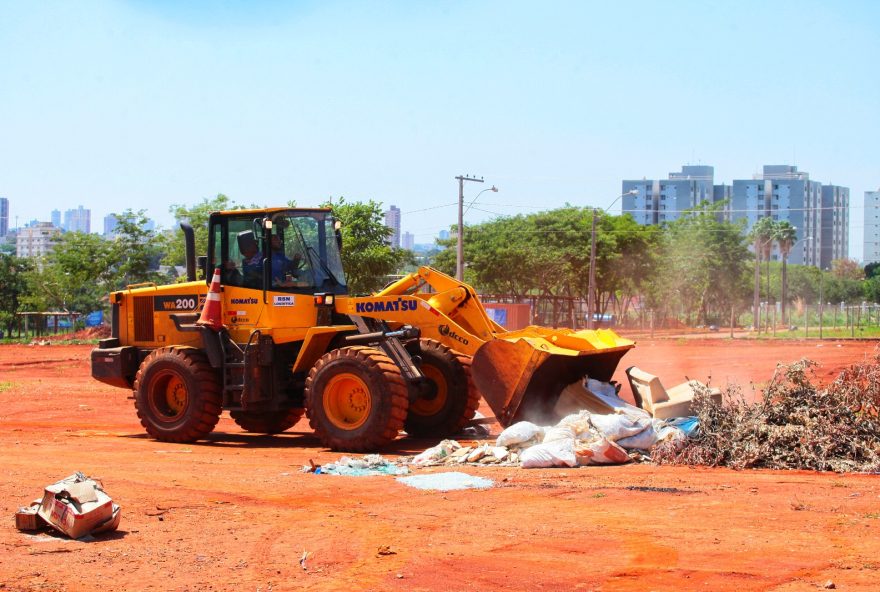 Prefeitura de Goiânia leva serviço de remoção de lixo a 20 bairros nesta segunda-feira ,10: rastelação, varrição, fresamento, raspagem de terra e pintura de meio-fio ocorrem em cerca de 140 bairros; cronograma atende demandas e características de cada bairro |
(Foto: Luciano Magalhães e Fernando Leite/Comurg)