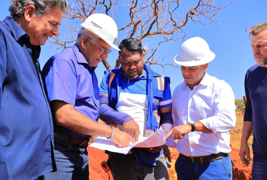 Rogério Cruz vistoria nove obras em andamento na capital nesta quinta-feira (13/07): “Estamos cuidando juntos de Goiânia”, diz o prefeito
(Fotos: Jackson Rodrigues)