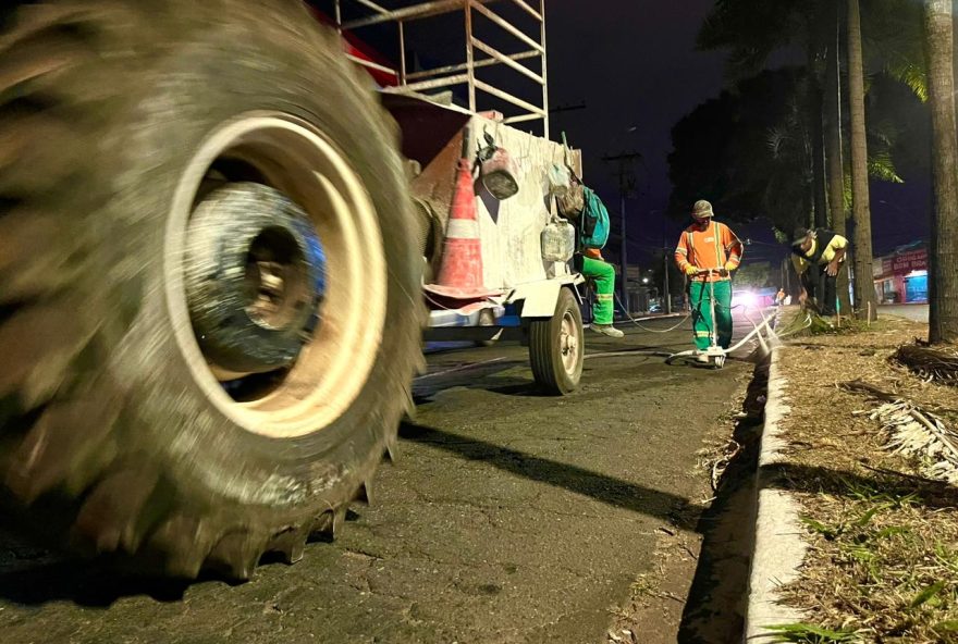 Prefeitura de Goiânia reforça sinalização com pintura de meio-fio em 15 bairros nesta semana: trabalho também ocorre no Jardim América, Residencial Paulo Pacheco, Setor dos Funcionários, Centro, Vila Aurora, Conjunto Castelo Branco, dentre outros bairros
(Foto: Francis Maia/Comurg)