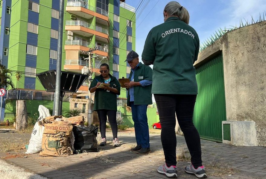 Prefeitura de Goiânia orienta população sobre descarte correto de resíduos no Jardim Colorado e outros seis bairros nesta quinta-feira ,20: “Nosso objetivo não é multar. Queremos apenas que o contribuinte entenda que o descarte de lixo em espaços públicos prejudica a própria comunidade”, pontua presidente da Companhia de Urbanização de Goiânia (Comurg), Alisson Borges | (Fotos: Rafael Messias/Comurg)