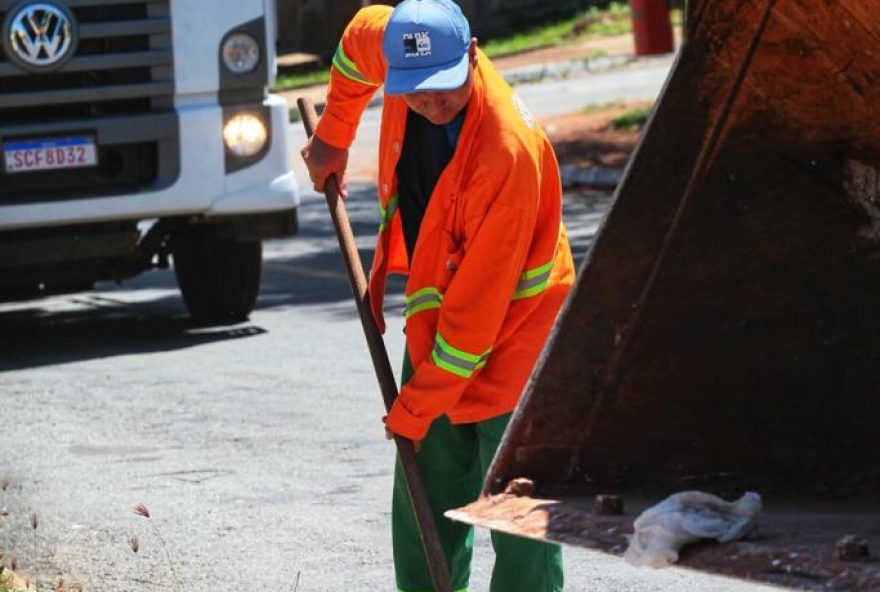 Prefeitura de Goiânia remove 8 mil toneladas de entulhos em 4 dias: frentes de serviços da Companhia de Urbanização de Goiânia (Comurg) passam por 55 bairros da capital
(Fotos: Luciano Magalhães e Fernando Leite/Comurg)