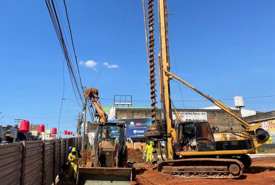 Construção de viaduto entra em nova fase. Adutora da Saneago e sistemas de água e esgoto sofrerão desvios no local da obra nos próximos finais de semana.
(Foto: Seinfra)