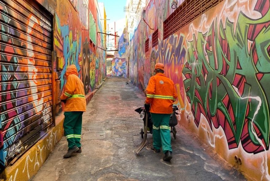 Prefeitura de Goiânia realiza limpeza diária no Beco da Codorna, no Centro da cidade, e disponibiliza recipientes para descarte consciente em dias de eventos oficiais  (Foto: Reprodução/ Luciano Magalhães Diniz)