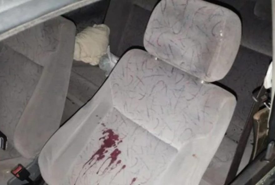 Carro da vítima com marcas de sangue
(Foto: Reprodução)