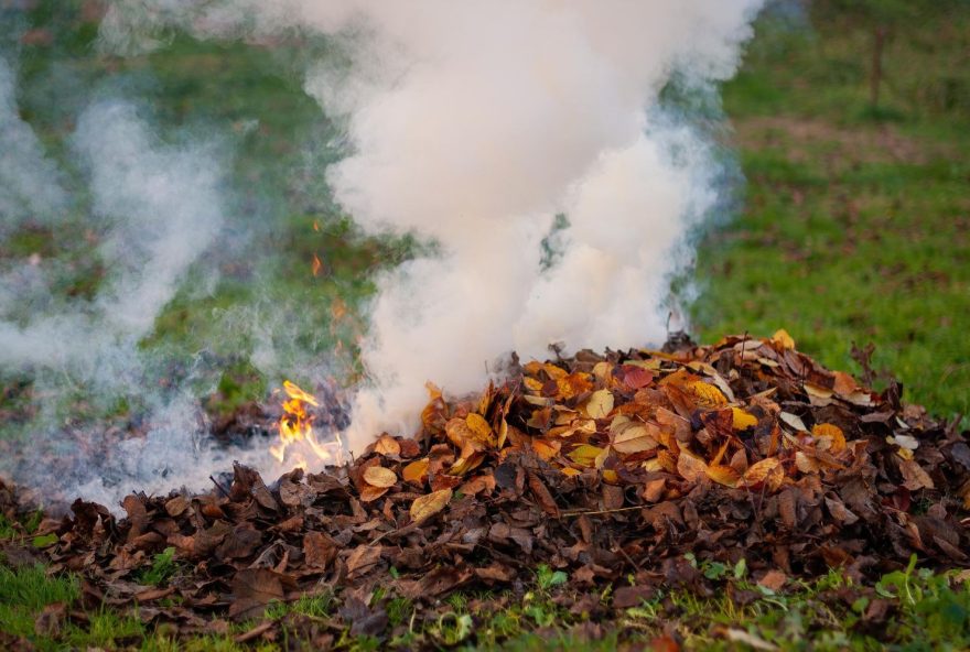 Prefeitura de Goiânia alerta população sobre perigos de colocar fogo em lixo doméstico e entulhos: hábito configura crime ambiental e acarreta prejuízos ao meio ambiente, à saúde e à integridade dos moradores 
( Foto: Reprodução/ Comurg)