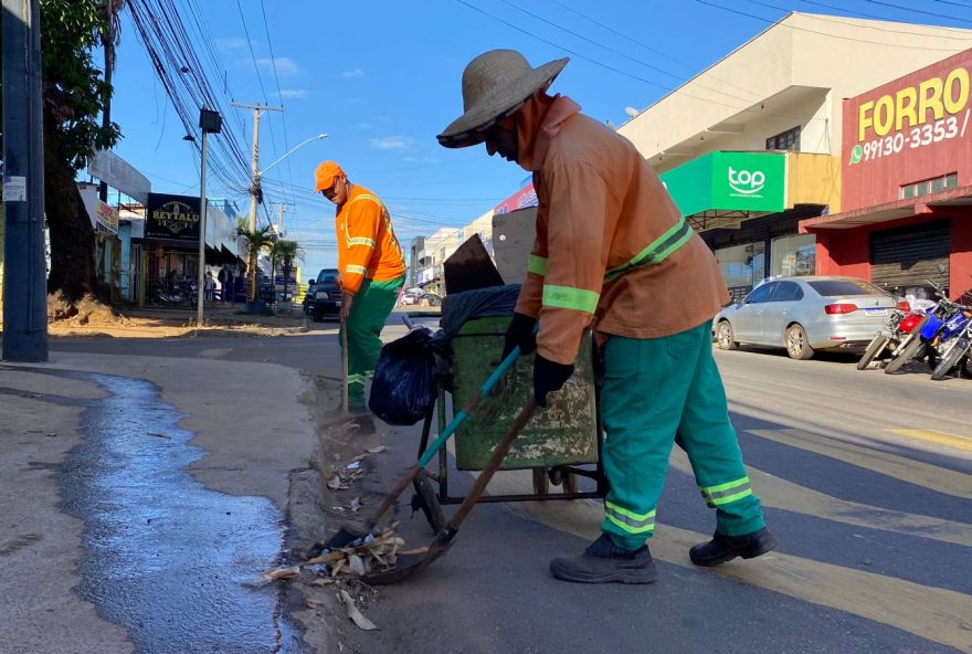 Comurg leva varrição a 140 setores nesta terça-feira (25/07): atividade beneficia toda a cidade de forma alternada.
(Fotos: Luciano Magalhães)