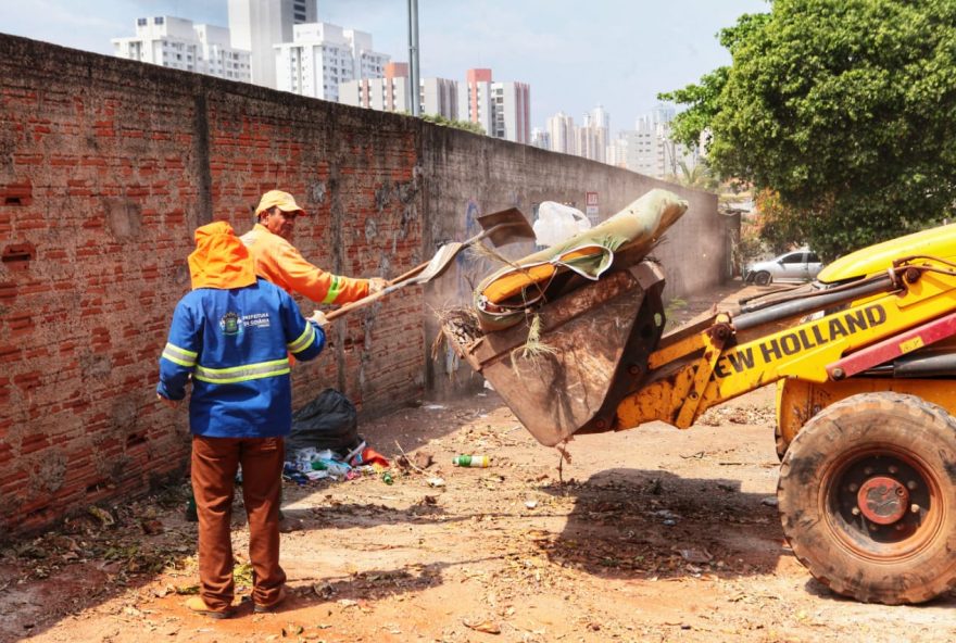 Prefeitura de Goiânia recolhe todos os meses 54 mil toneladas de lixo e resíduos descartados irregularmente em espaços públicos
(Fotos: Fernando Leite/Comurg)