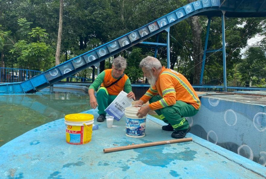 Legenda: Prefeitura realiza limpeza de 23 fontes d’água públicas na cidade e alerta para o combate ao foco do mosquito causador da dengue (Fotos: Luciano Magalhães)