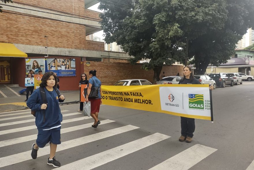 Educação para o trânsito: Detran orienta estudantes e familiares na porta de escolas
(Foto: Detran)