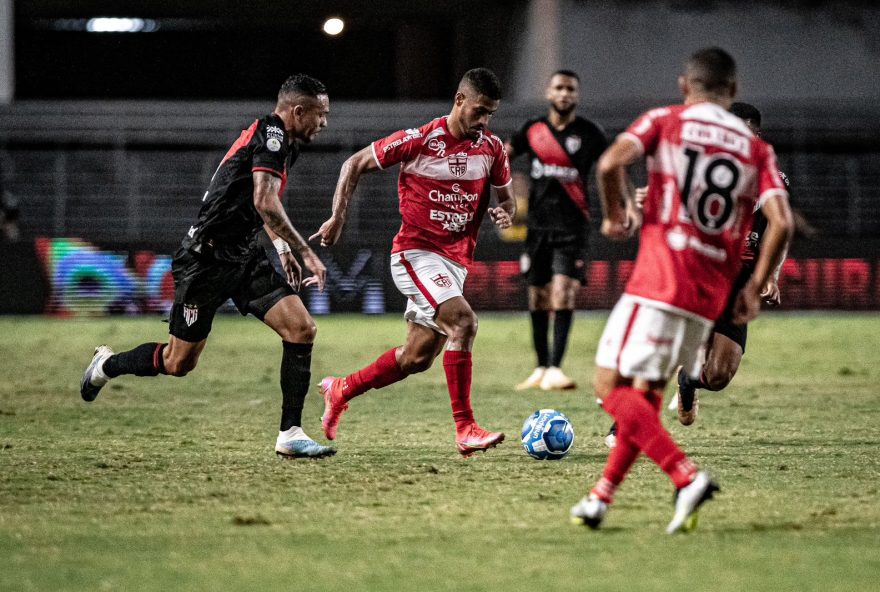 Atlético-GO perde para o CRB e mantém sina; Goiás e Vila jogam nesta quarta, 2