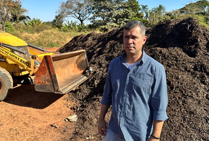 Prefeitura reaproveita resíduos de podas de árvores, esterco bovino e casca de arroz na produção de adubo utilizado no plantio de mudas em áreas públicas de Goiânia (Fotos: Luciano Magalhães Diniz)