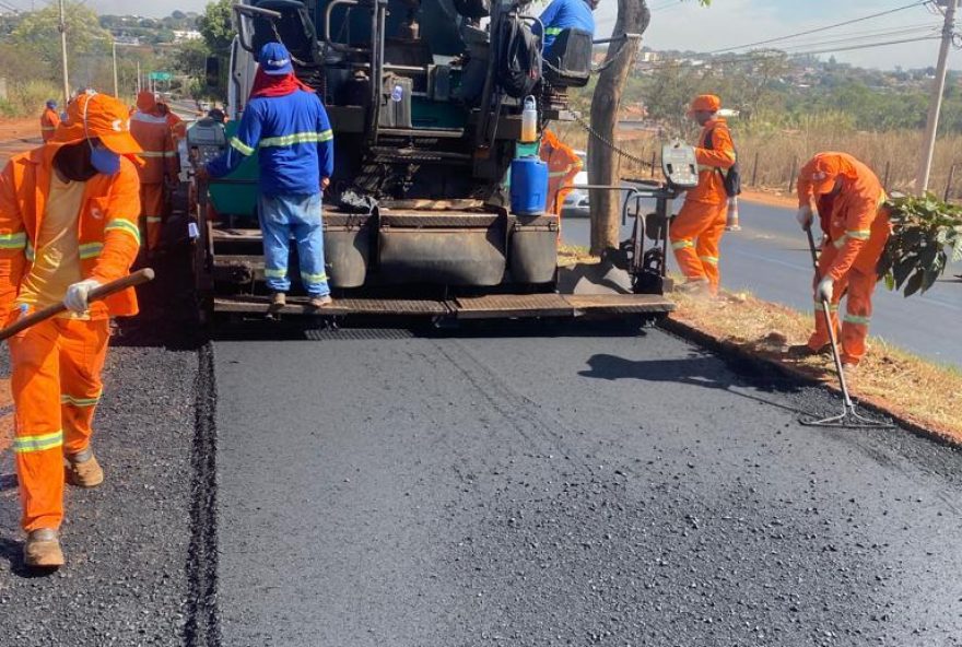 Prefeitura leva asfalto a 18 bairros da capital. As ações beneficiaram 27 vias de todas as regiões da cidade. Os serviços foram executados este ano em atendimento a reivindicações de moradores
(Fotos: Seinfra)