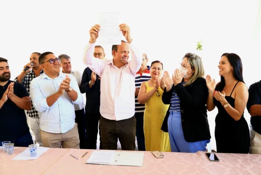 O prefeito de Caldas Novas, Kleber Marra, assinou, na manhã desta quinta-feira, 10, a ordem de serviço que dará início às obras de reforma e ampliação do Hospital Municipal André Ala Filho
(Foto: Reprodução)