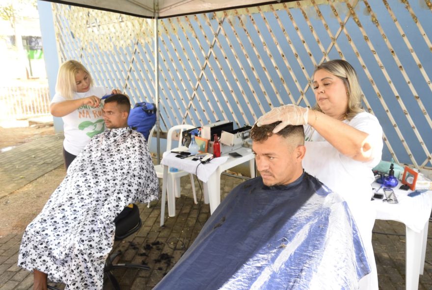 Banho, roupas e corte de cabelo são alguns dos mais de 20 serviços oferecidos na ação do Goiás Social 
(Foto: Reprodução/ Wagnas Cabral)