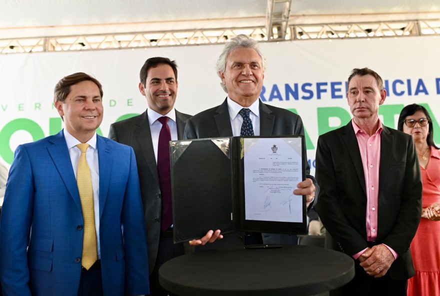 Caiado fala da importância de se manter vivas as tradições e, ao mesmo tempo, buscar o crescimento do Estado, na solenidade de instalação dos Poderes em Santa Cruz de Goiás
(Foto: Reprodução/ Cristiano Borges)