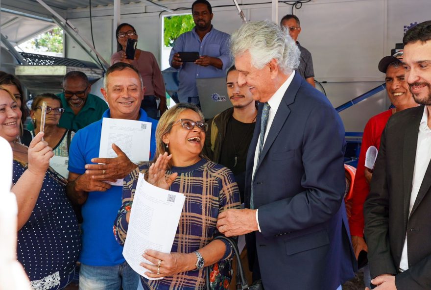 Tá na mão: agricultores familiares recebem título de propriedade de terras das mãos do governador Ronaldo Caiado

(Fotos: Júnior Guimarães)