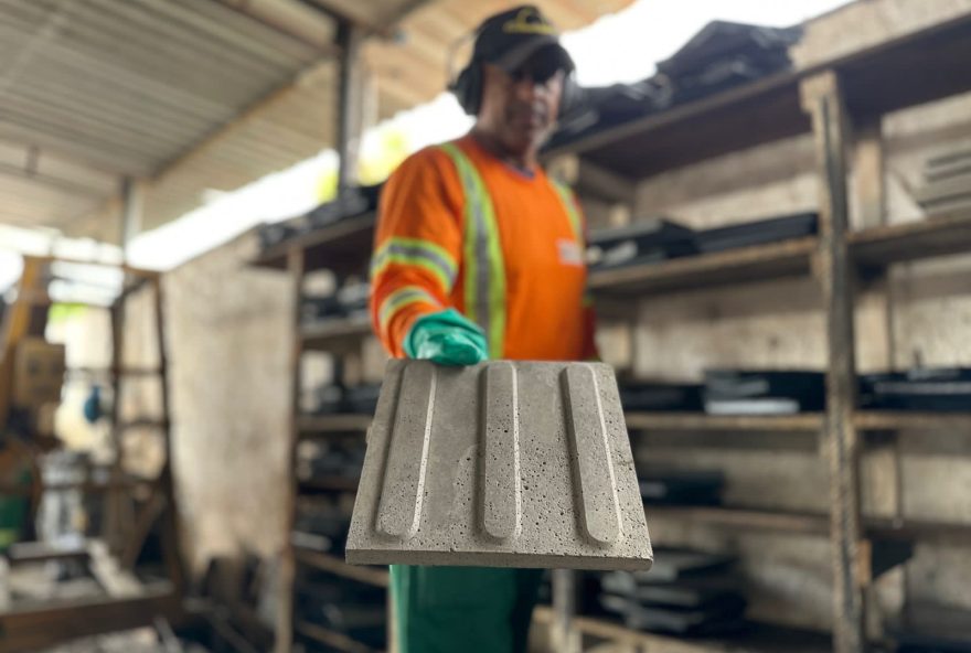 Prefeitura de Goiânia garante mais acessibilidade nas praças públicas da cidade com produção própria de piso tátil: assoalho em alto-relevo é fundamental para garantir aos deficientes visuais uma caminhada segura e com autonomia
(Foto: Reprodução)