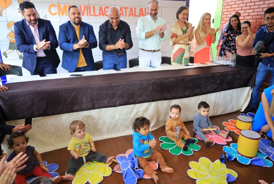 Prefeito Rogério entrega revitalização do Cmei Village Atalaia e destaca que instituição será modelo para toda a rede de ensino municipal: “Aqui nós temos projetos como a mamoteca. É um espaço importante que levaremos para os outros Cmeis, para que as mães possam vir à instituição e amamentarem suas crianças” 
(Foto: Jackson Rodrigues)