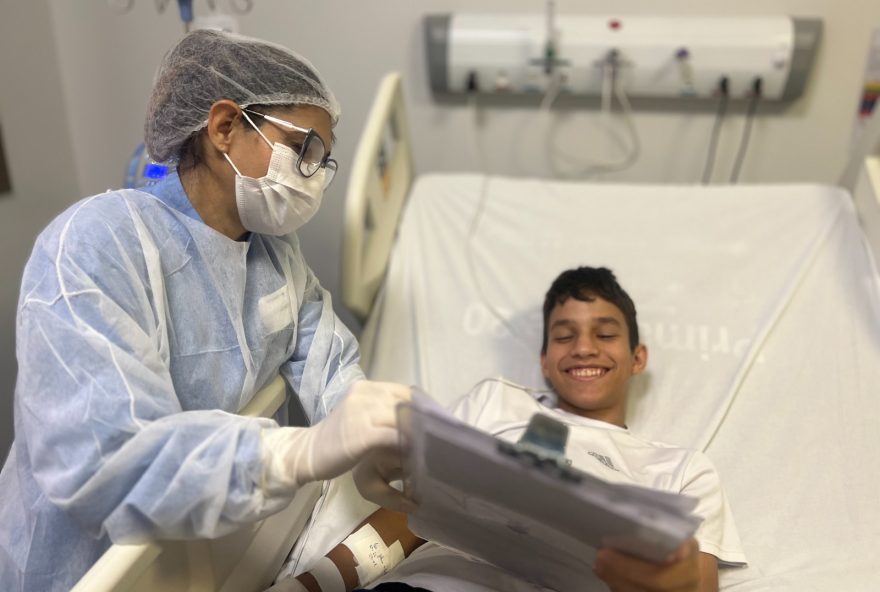 O paciente Deyvid Oliveira, de 12 anos, elogia o atendimento escolar: “Fico muito tempo deitado aqui e gosto quando a professora chega”
(Foto: Reprodução/ SES)