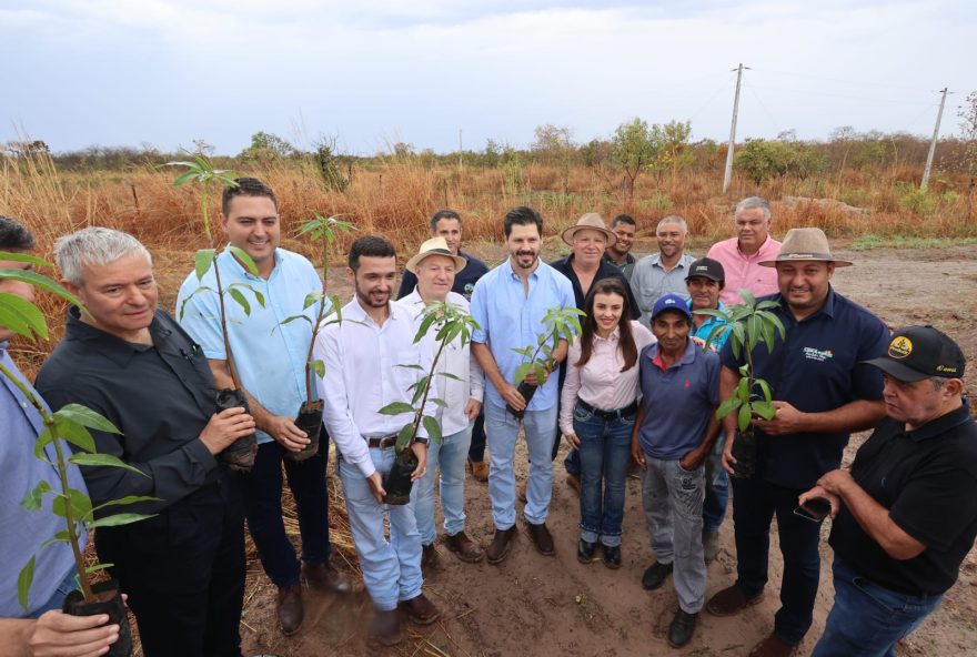 Governador em exercício, Daniel Vilela, recepciona embaixador de Israel, Daniel Zonshinee, em visita ao projeto de Fruticultura Irrigada do Vão do Paranã, em Flores de Goiás 
(Foto: Reprodução/ André Costa)