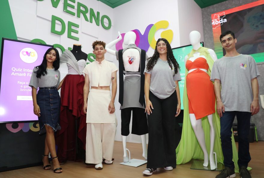 Adolescentes e jovens do Centro da Juventude Tecendo o Futuro visitam Semana de Moda Goiana, Amarê Fashion, onde suas criações estão expostas.
(Foto: Aline Cabral)