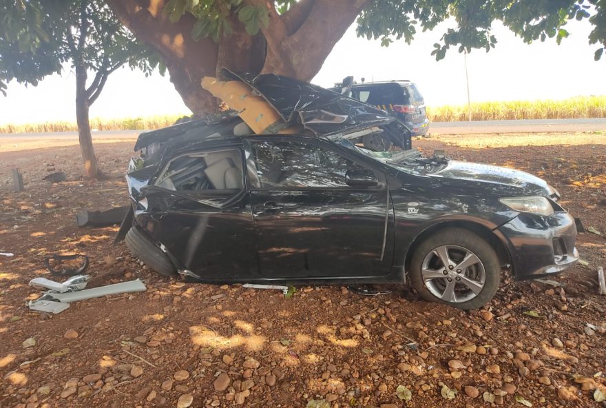 Motorista morre ao perder controle do carro e bater em árvore na BR-452