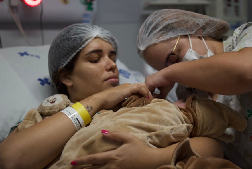 Mãe recebe bebê após parto natural, sem dor, no Hospital de Uruaçu. Técnica inovadora foi desenvolvida por anestesiologista da unidade de saúde 
(Foto: Reprodução/ HCN)