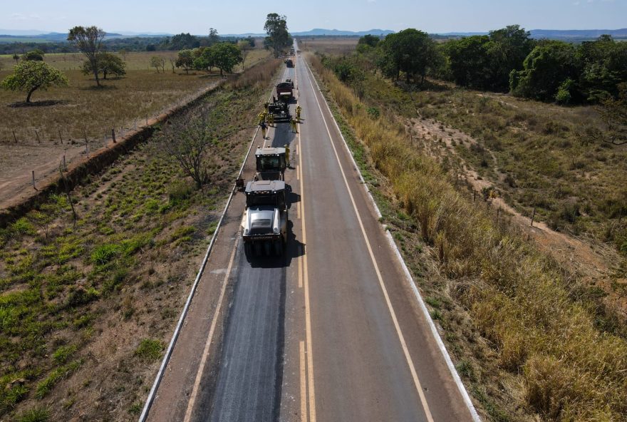 Trecho da GO-230, entre Vila Propício e Itapuranga, está passando obras de melhorias do asfalto  
(Foto: Reprodução/ Goinfra)