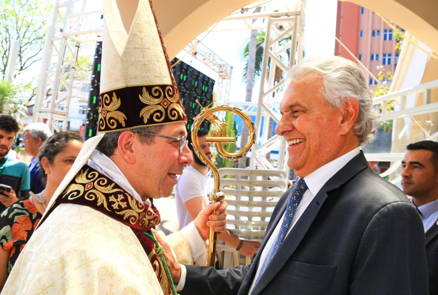 Em Itumbiara, o governador Ronaldo Caiado participa da posse de Dom José Aparecido, novo bispo Diocesano. (Foto: Wesley Costa)