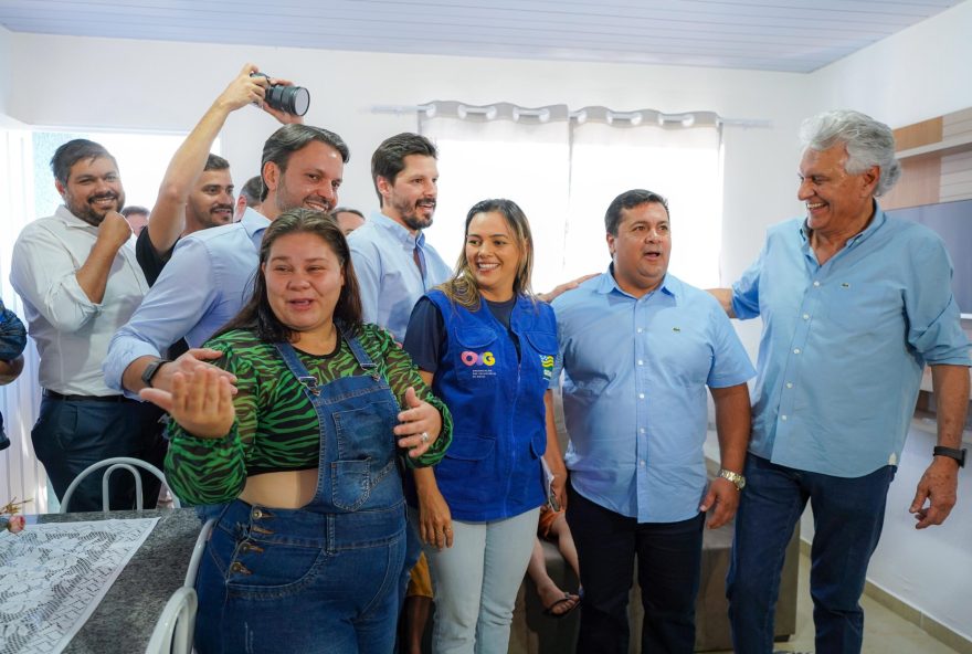 Ronaldo Caiado na entrega de casas a custo zero em São João da Paraúna: moradores “vão ter dignidade e paixão pelo lugar que moram”
(Fotos: Júnior Guimarães)