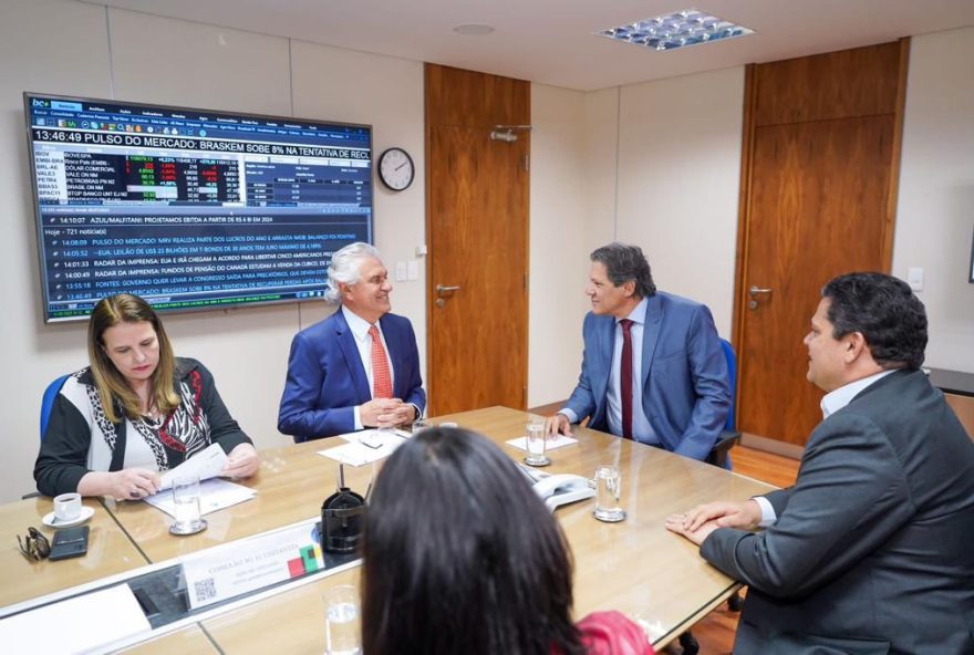 Governador Ronaldo Caiado e secretária da Economia, Selene Nunes, em reunião com o ministro da Fazenda, Fernando Haddad sobre o Regime de Recuperação Fiscal, em 10 de agosto
(Foto: Reprodução/ Secom)