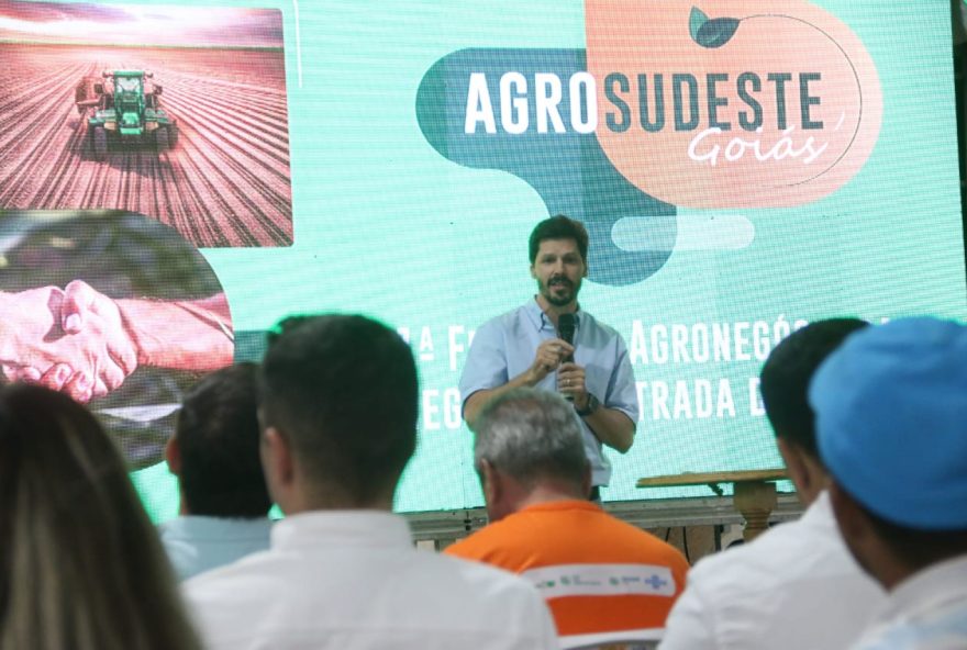 Daniel Vilela fala para participantes de feira em Silvânia sobre investimentos do Governo de Goiás em infraestrutura que ajudam a desenvolver a região
(Foto: Reprodução/ Jota Eurípedes)