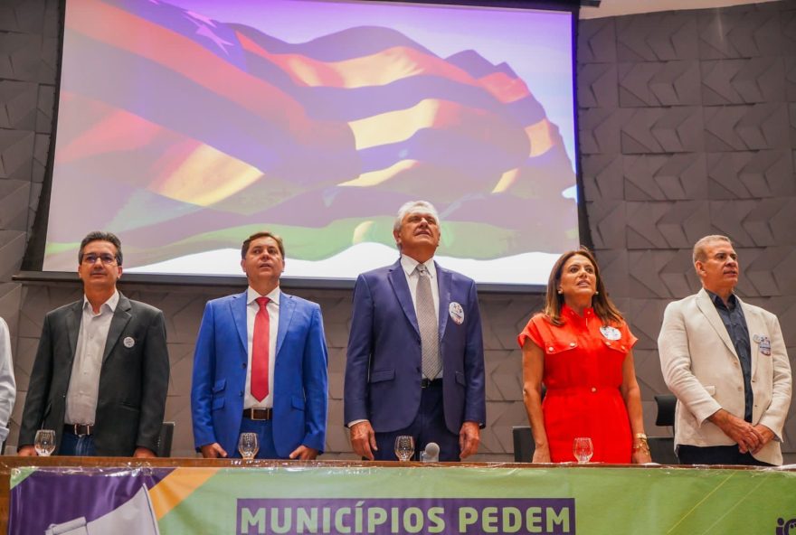 Governador Ronaldo Caiado participa de encontro com prefeitos na Assembleia Legislativa: “a emancipação dos municípios tem que acontecer”
(Fotos: Hegon Corrêa)