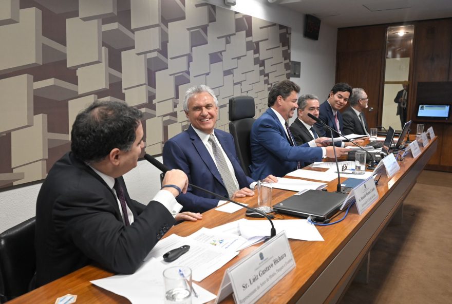 Governador Ronaldo Caiado é ouvido durante audiência pública no Senado Federal e alerta para prejuízos de estados do Centro-Oeste, Norte e Nordeste com atual texto da reforma tributária
(Foto: Reprodução/ Cristiano Borges)