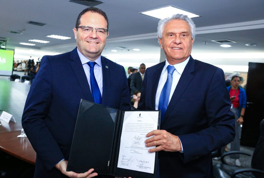 Governador Ronaldo Caiado durante assinatura de contrato com o BNDES para estruturação de parcerias em saneamento no estado
(Foto: Reprodução)