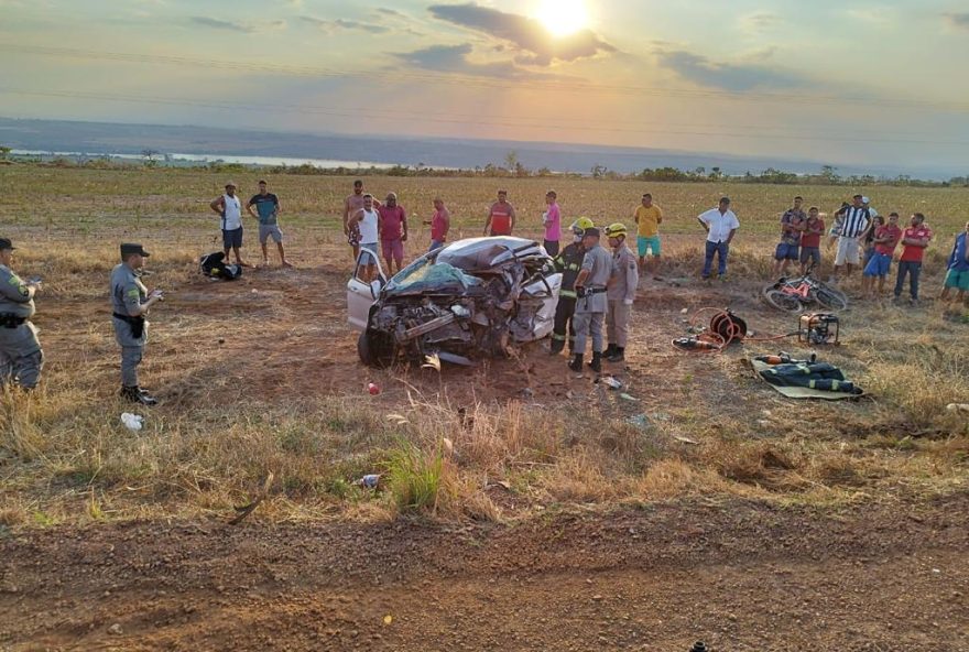 Acidente entre caminhão e carro deixa família ferida, em Planaltina de Goiás