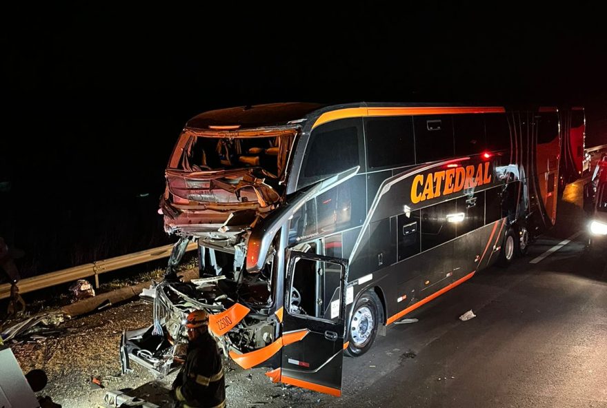 Acidente entre ônibus e caminhão deixa três feridos na BR-040, em Cristalina