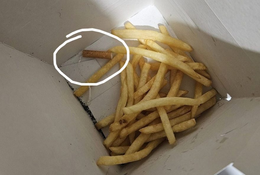 Só após abrir as embalagens para dar o McLanche ao filho de 1 ano, é que a professora teria encontrado o cigarro fumado e cinzas entre as batatas fritas (Reprodução/Redes Sociais)