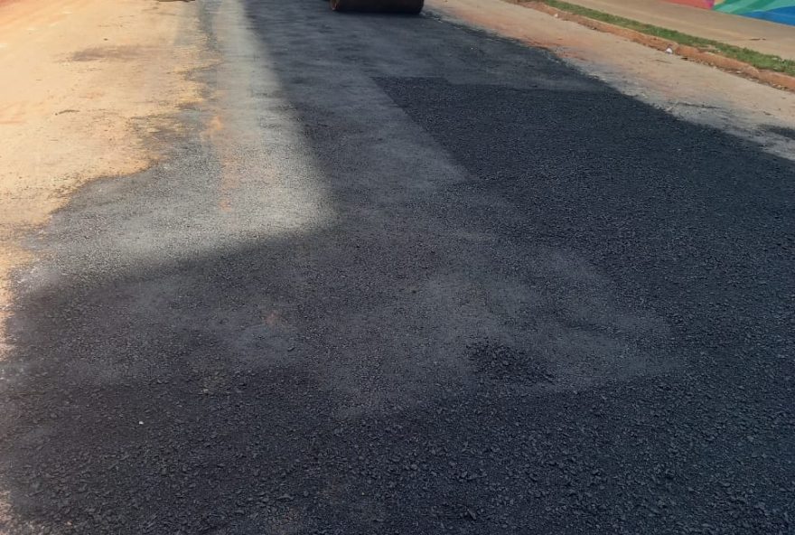 Avenida H e Rua 14, no Jardim Goiás, começaram a ser asfaltadas nesta quinta-feira, 26. Previsão é que o asfalto chegue a todas as ruas afetadas até terça-feira, 3 (Foto: Seinfra)